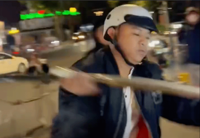 Camera-ghi-lai-canh-nhom-thanh-nien-chui-boi-tho-tuc-doa-danh-va-nem-ganh-hang-rong-o-da-lat-gay-phan-no-1