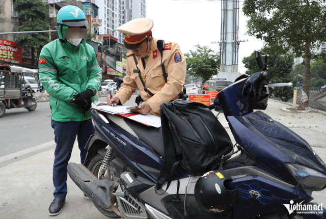 Muon-van-cach-ne-camera-ai-o-ha-noi-co-tai-xe-dung-cat-xi-mang-hoac-ba-keo-cao-su-de-che-3