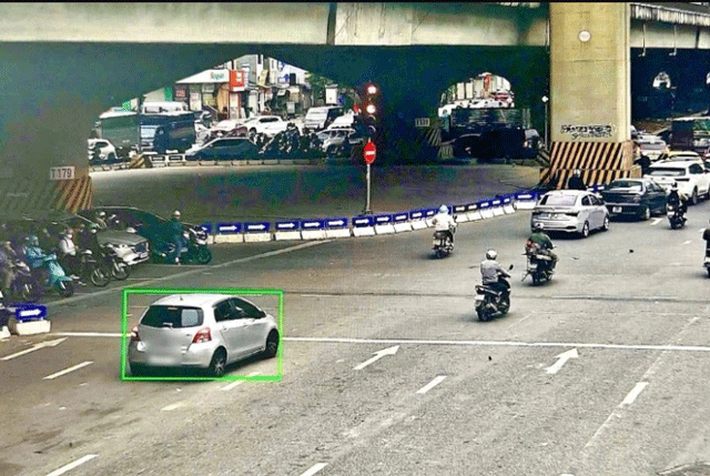 Clip-csgt-tim-ra-loi-vi-pham-qua-camera-ai-truy-vet-duoc-toan-bo-lo-trinh-truoc-do-cua-xe-vi-pham-4