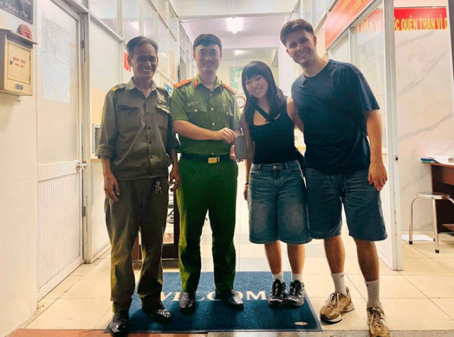 Nu-du-khach-nuoc-ngoai-vo-cung-cam-kich-khi-tim-thay-dien-thoai-qua-camera-ai-chi-sau-10-phut-trinh-bao-3