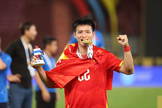 Thong-tin-it-ai-biet-ve-hon-nhan-hien-tai-giua-cau-thu-thanh-nhan-va-vo-hot-girl-quen-qua-mang-3