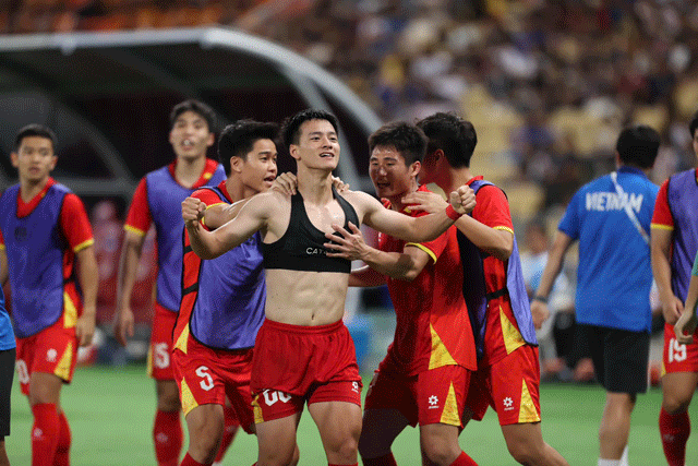 Thong-tin-it-ai-biet-ve-hon-nhan-hien-tai-giua-cau-thu-thanh-nhan-va-vo-hot-girl-quen-qua-mang-6