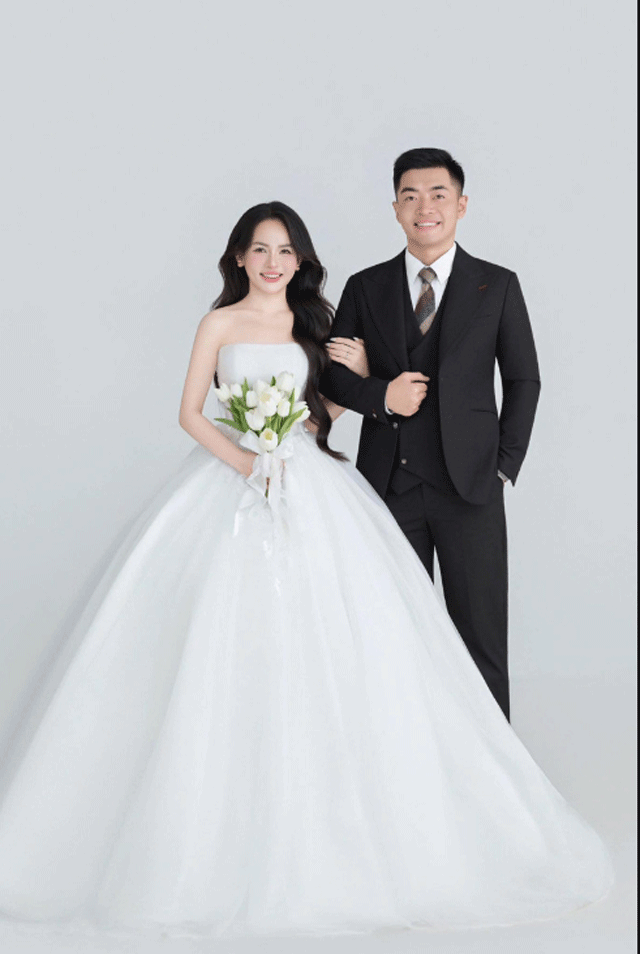 Cai-ket-bat-ngo-khi-co-dau-ha-noi-len-tiktok-moi-cuoi-60-nguoi-la-den-chuc-phuc-nhay-mua-vui-ve