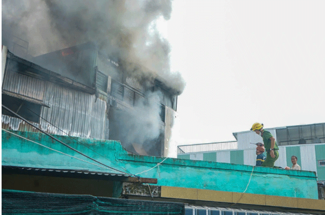 Vu-chay-nha-nghiem-trong-o-da-nang-xe-chua-chay-phai-dau-cach-khoang-100m-hien-truong-gay-am-anh-2