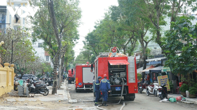 Vu-chay-nha-nghiem-trong-o-da-nang-xe-chua-chay-phai-dau-cach-khoang-100m-hien-truong-gay-am-anh-4