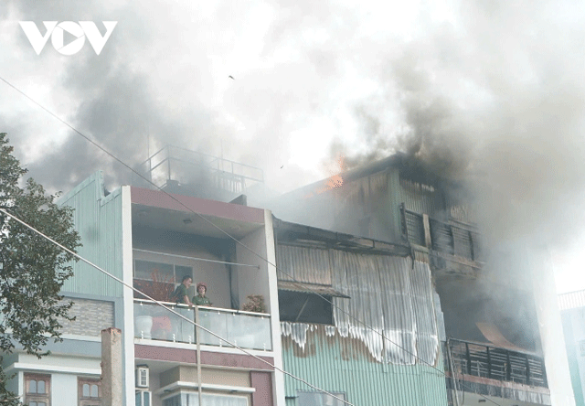 Vu-chay-nha-nghiem-trong-o-da-nang-xe-chua-chay-phai-dau-cach-khoang-100m-hien-truong-gay-am-anh-5