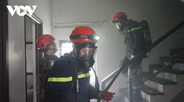 Vu-chay-nha-nghiem-trong-o-da-nang-xe-chua-chay-phai-dau-cach-khoang-100m-hien-truong-gay-am-anh-6