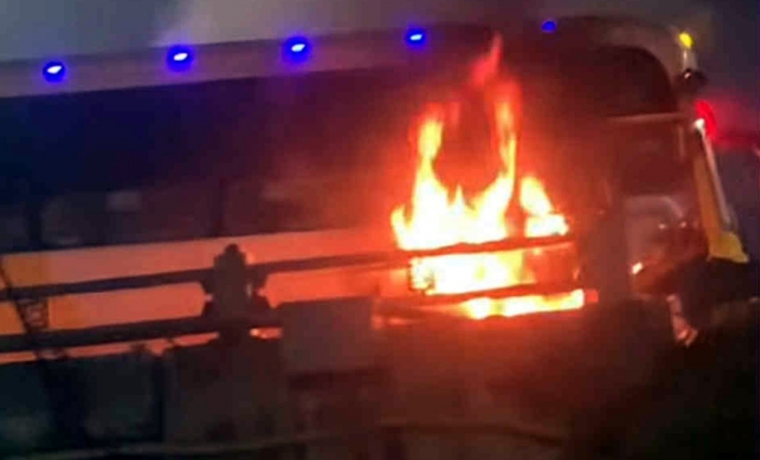 ha-noi-hien-truong-thuong-tam-vu-oto-khach-va-cham-truc-dien-xe-may-2-nguoi-tu-vong-o-to-boc-chay-1