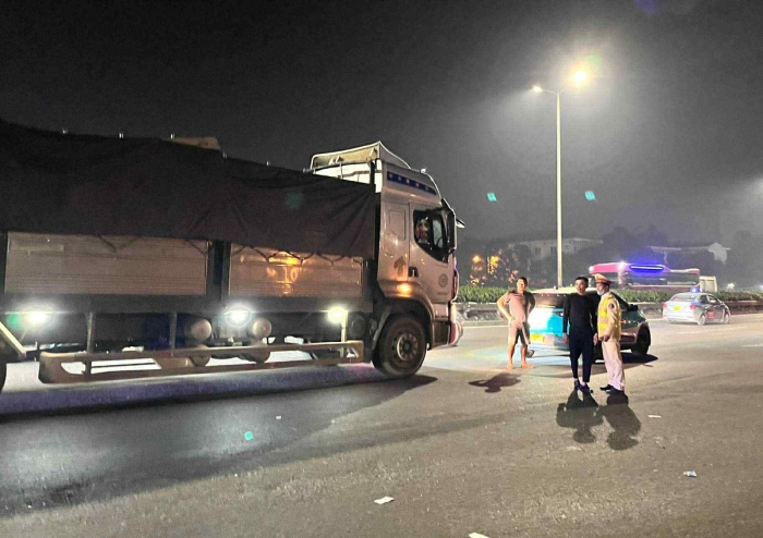 ha-noi-hien-truong-thuong-tam-vu-oto-khach-va-cham-truc-dien-xe-may-2-nguoi-tu-vong-o-to-boc-chay-4