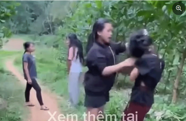 Clip-nhom-nu-sinh-hanh-hung-bat-hai-em-nho-o-thanh-hoa-phai-quy-goi-xin-loi-gay-phan-no