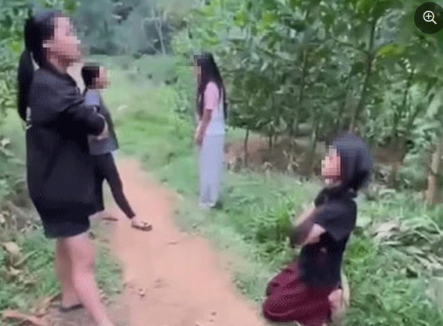 Clip-nhom-nu-sinh-hanh-hung-bat-hai-em-nho-o-thanh-hoa-phai-quy-goi-xin-loi-gay-phan-no-2