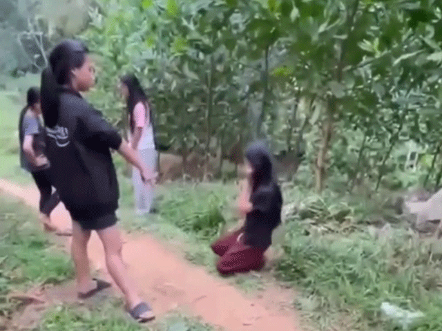 Clip-nhom-nu-sinh-hanh-hung-bat-hai-em-nho-o-thanh-hoa-phai-quy-goi-xin-loi-gay-phan-no-3