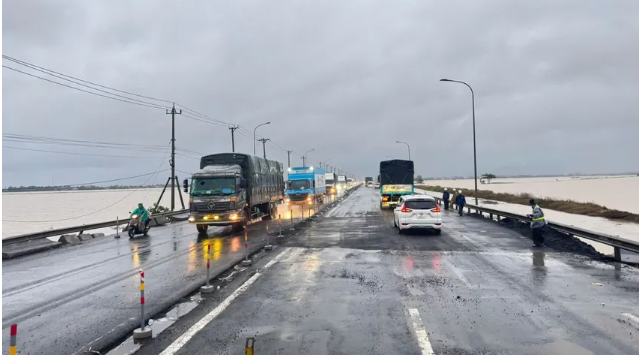 Huy-dong-toi-da-may-moc-vat-tu-de-xu-ly-sat-lo-tai-deo-mimosa-han-chot-de-thong-xe-2-lan