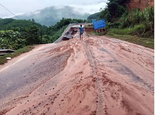 Huy-dong-toi-da-may-moc-vat-tu-de-xu-ly-sat-lo-tai-deo-mimosa-han-chot-de-thong-xe-2-lan-2