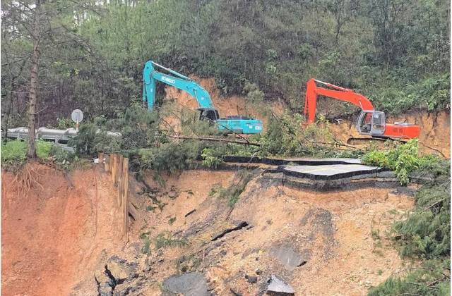 Huy-dong-toi-da-may-moc-vat-tu-de-xu-ly-sat-lo-tai-deo-mimosa-han-chot-de-thong-xe-2-lan-3