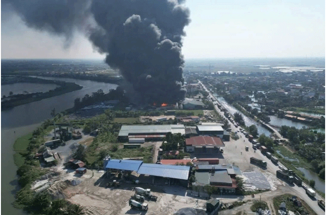 Nhan-chung-ke-lai-qua-trinh-dien-ra-vu-chay-lon-tai-xuong-san-xuat-nhua-o-hai-phong