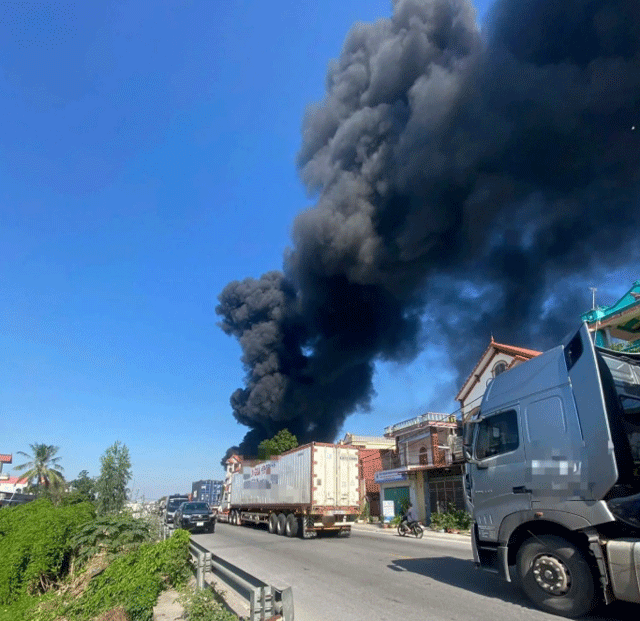 Nhan-chung-ke-lai-qua-trinh-dien-ra-vu-chay-lon-tai-xuong-san-xuat-nhua-o-hai-phong-2