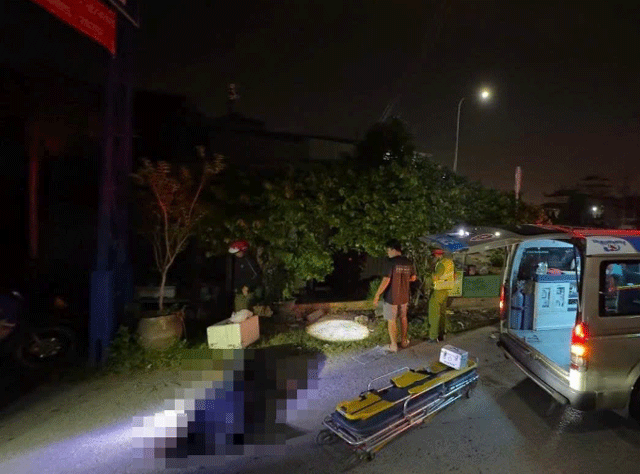 Nguoi-dan-ta-hoa-khi-chung-kien-canh-nam-thanh-nien-bi-dam-vao-nguc-guc-ngay-truoc-cong-thon