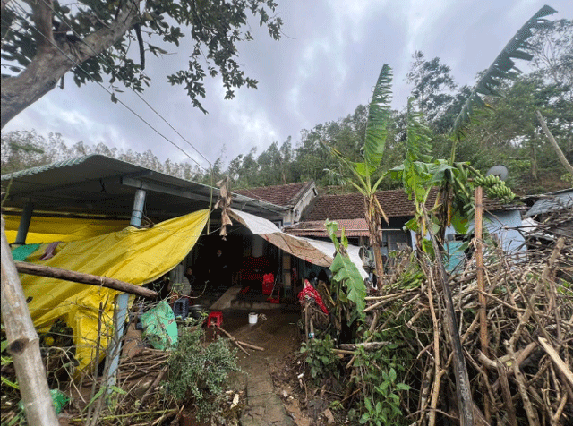 Nguoi-than-dau-don-nhin-canh-2-nguoi-dan-ong-co-cuu-bo-bi-lu-cuon-tru-cot-mat-tai-san-khong-con-gi-2