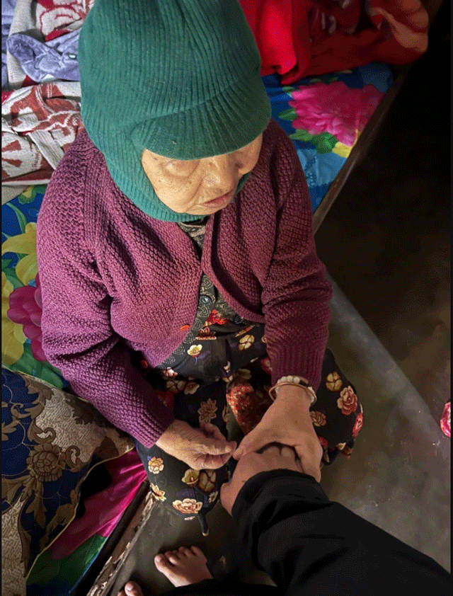 Nguoi-than-dau-don-nhin-canh-2-nguoi-dan-ong-co-cuu-bo-bi-lu-cuon-tru-cot-mat-tai-san-khong-con-gi-6