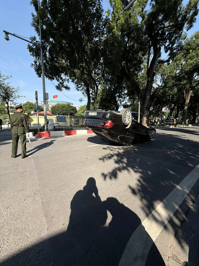 Nguyen-nhan-xe-volvo-s90-lat-ngua-nga-y-giua-duong-o-ha-noi-khien-nhieu-nguoi-khong-khoi-ngo-ngang-5