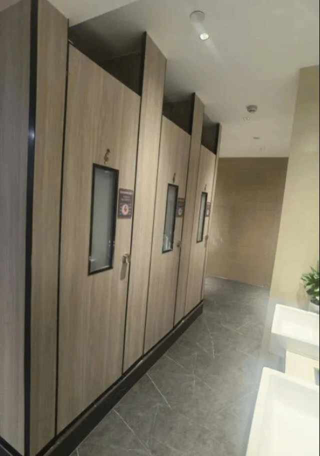 Hai-trung-tam-thuong-mai-lap-cua-kinh-nha-wc-nam-chuyen-trong-suot-khi-ben-trong-co-nguoi-hut-thuoc-3