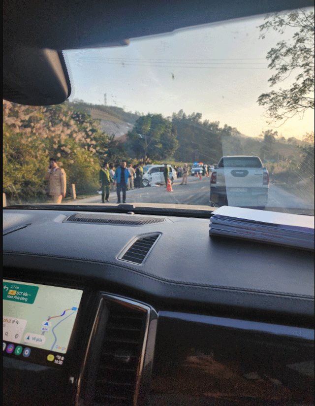 Clip-vu-xe-oto-va-cham-manh-voi-xe-tai-o-phu-tho-khien-3-nguoi-tu-vong