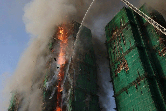 Chay-chung-cu-cuc-lon-tai-hong-kong-khoi-den-day-dac-nhieu-nguoi-mac-ket-trong-dam-chay-4