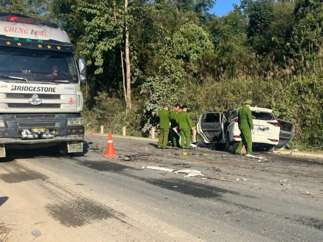 vu-oto-dam-xe-tai-o-lang-son-khien-4-nguoi-tu-vong-co-gia-dinh-con-bi-thuong-nang-bo-me-tu-vong-tai-cho-5