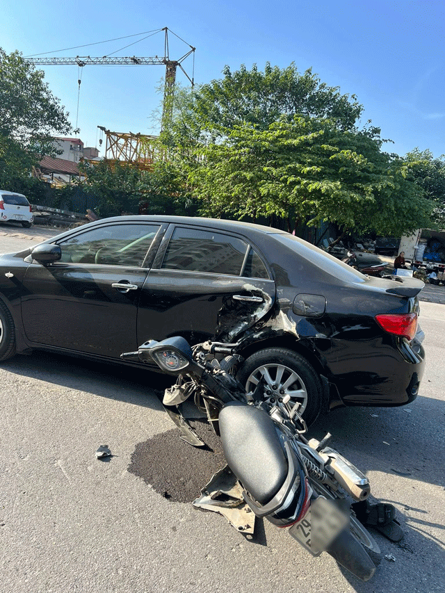 Camera-ghi-lai-canh-2-quai-xe-lop-9-khong-mu-bao-hiem-lao-thang-vao-xe-oto-sang-o-ha-noi-2