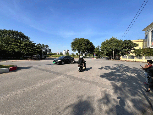 Camera-ghi-lai-canh-2-quai-xe-lop-9-khong-mu-bao-hiem-lao-thang-vao-xe-oto-sang-o-ha-noi-3