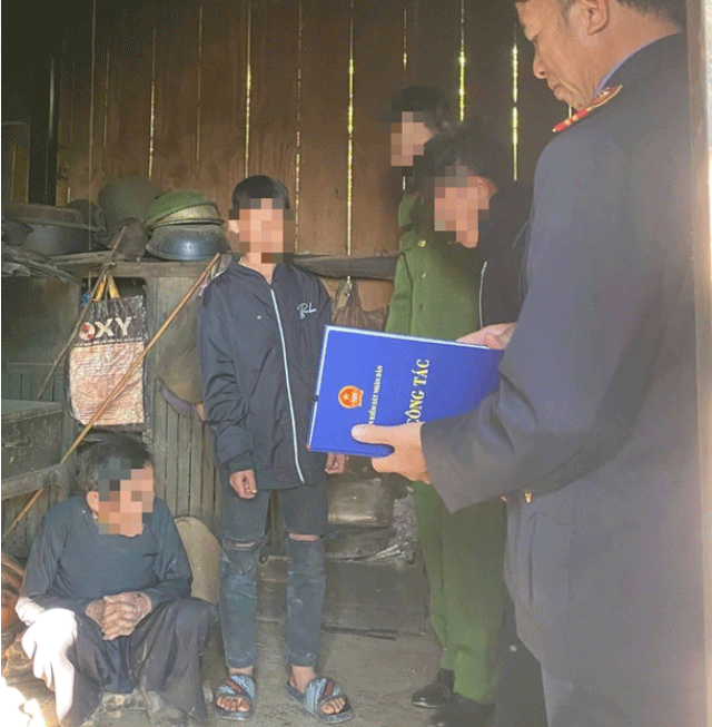 Lao-cai-tinh-tiet-gay-buc-xuc-vu-hai-thieu-nien-len-vao-nha-khong-che-cuop-tien-cua-cu-ong-neo-don