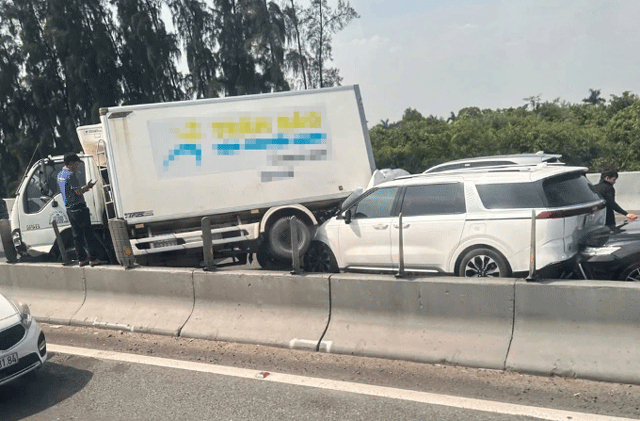 Nguyen-nhan-6-oto-va-cham-lien-hoan-tren-cao-toc-tphcm-trung-luong-loi-nhieu-tai-xe-mac-phai-1