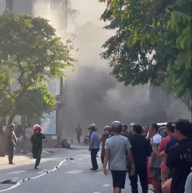 Chay-tham-my-vien-o-tphcm-hien-truong-vu-chay-khien-khach-hang-va-nhan-vien-thao-chay-2