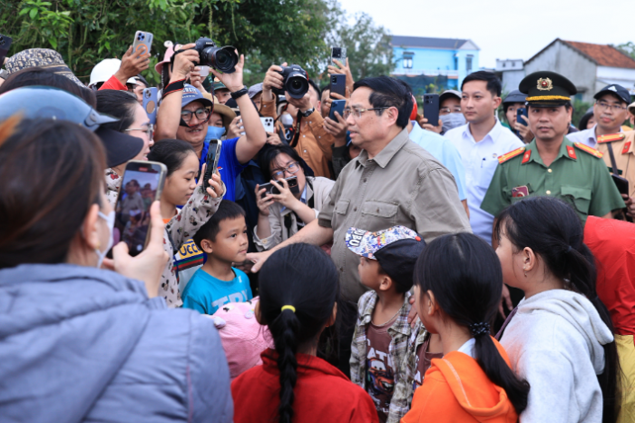 Thu-tuong-pham-minh-chinh-chi-dao-khan-sau-khi-den-tham-nguoi-dan-chiu-anh-huong-nang-ne-do-mua-lu-1