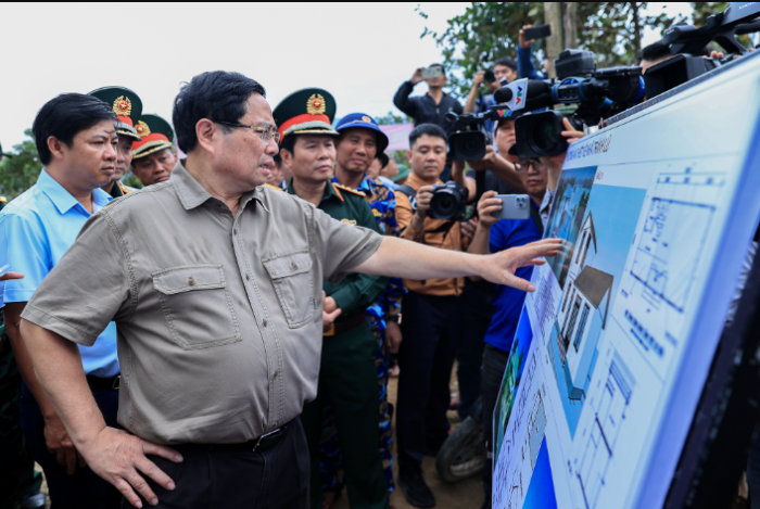Thu-tuong-pham-minh-chinh-chi-dao-khan-sau-khi-den-tham-nguoi-dan-chiu-anh-huong-nang-ne-do-mua-lu-10
