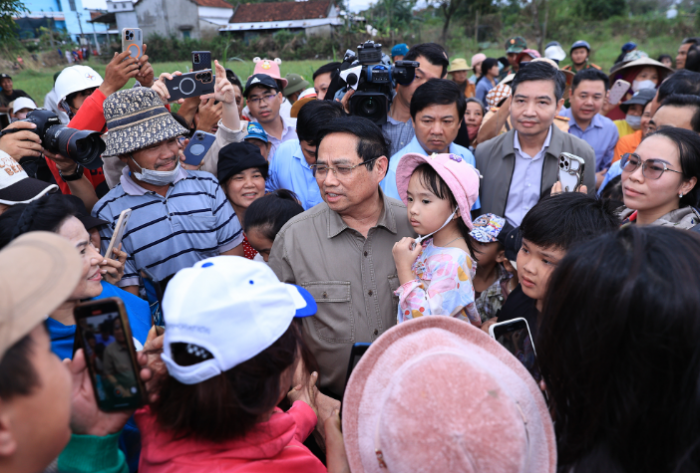 Thu-tuong-pham-minh-chinh-chi-dao-khan-sau-khi-den-tham-nguoi-dan-chiu-anh-huong-nang-ne-do-mua-lu-2