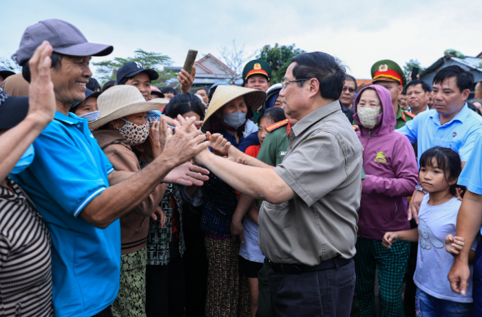 Thu-tuong-pham-minh-chinh-chi-dao-khan-sau-khi-den-tham-nguoi-dan-chiu-anh-huong-nang-ne-do-mua-lu-3