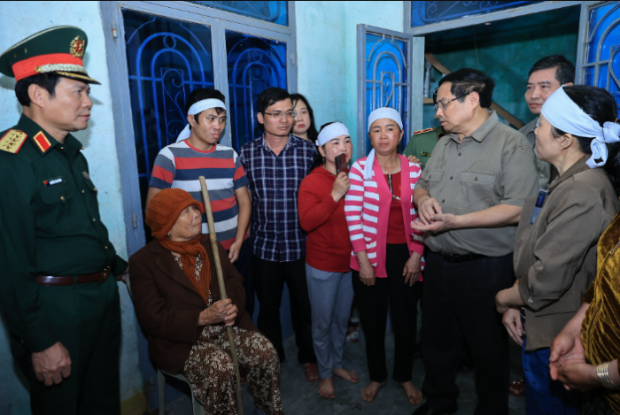 Thu-tuong-pham-minh-chinh-chi-dao-khan-sau-khi-den-tham-nguoi-dan-chiu-anh-huong-nang-ne-do-mua-lu-7