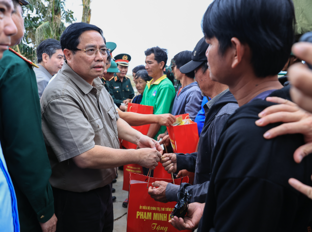 Thu-tuong-pham-minh-chinh-chi-dao-khan-sau-khi-den-tham-nguoi-dan-chiu-anh-huong-nang-ne-do-mua-lu-9