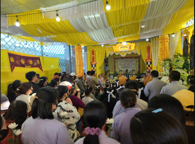 Vu-chay-nha-4-nguoi-tu-vong-o-dak-lak-nhieu-nguoi-den-thap-nen-huong-tien-biet-nan-nhan-xau-so-1