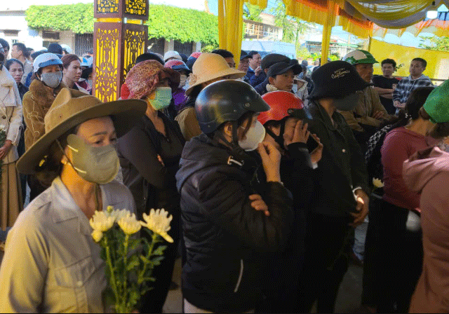 Vu-chay-nha-4-nguoi-tu-vong-o-dak-lak-nhieu-nguoi-den-thap-nen-huong-tien-biet-nan-nhan-xau-so-2