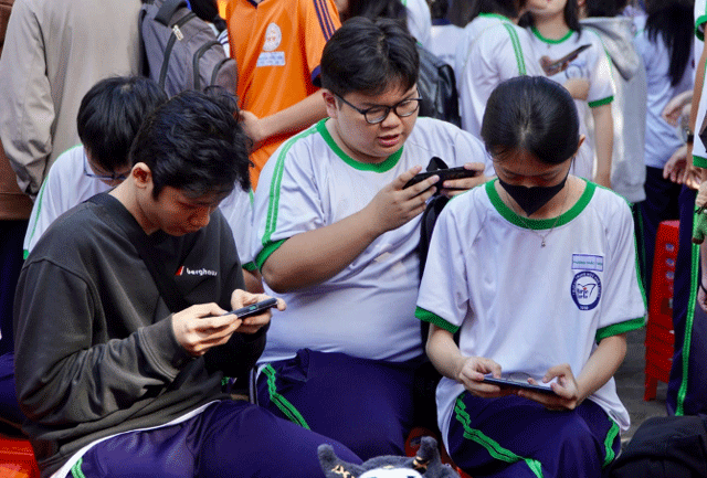 Phan-ung-cua-hoc-sinh-o-tphcm-khi-100-truong-hoc-han-che-su-dung-dien-thoai-trong-gio-ra-choi