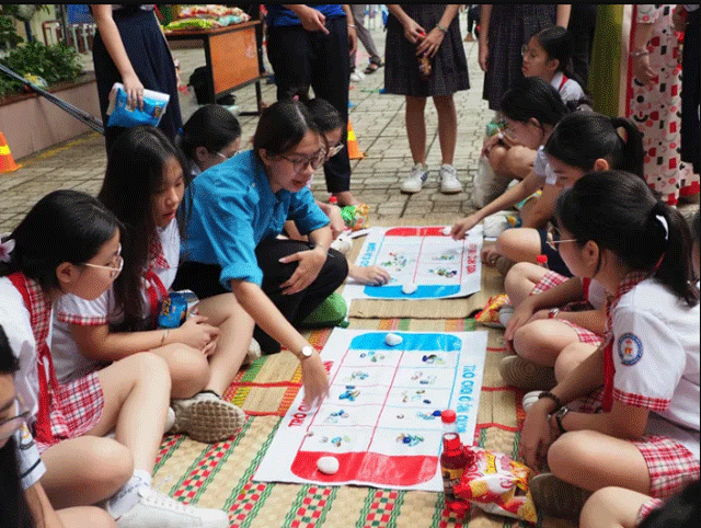 Phan-ung-cua-hoc-sinh-o-tphcm-khi-100-truong-hoc-han-che-su-dung-dien-thoai-trong-gio-ra-choi-6