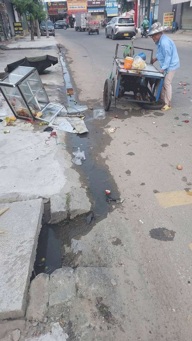 Xot-xa-canh-xe-trai-cay-nguoi-dan-ong-64-tuoi-muu-sinh-nuoi-vo-benh-bi-hu-hong-nang-sau-va-cham-2