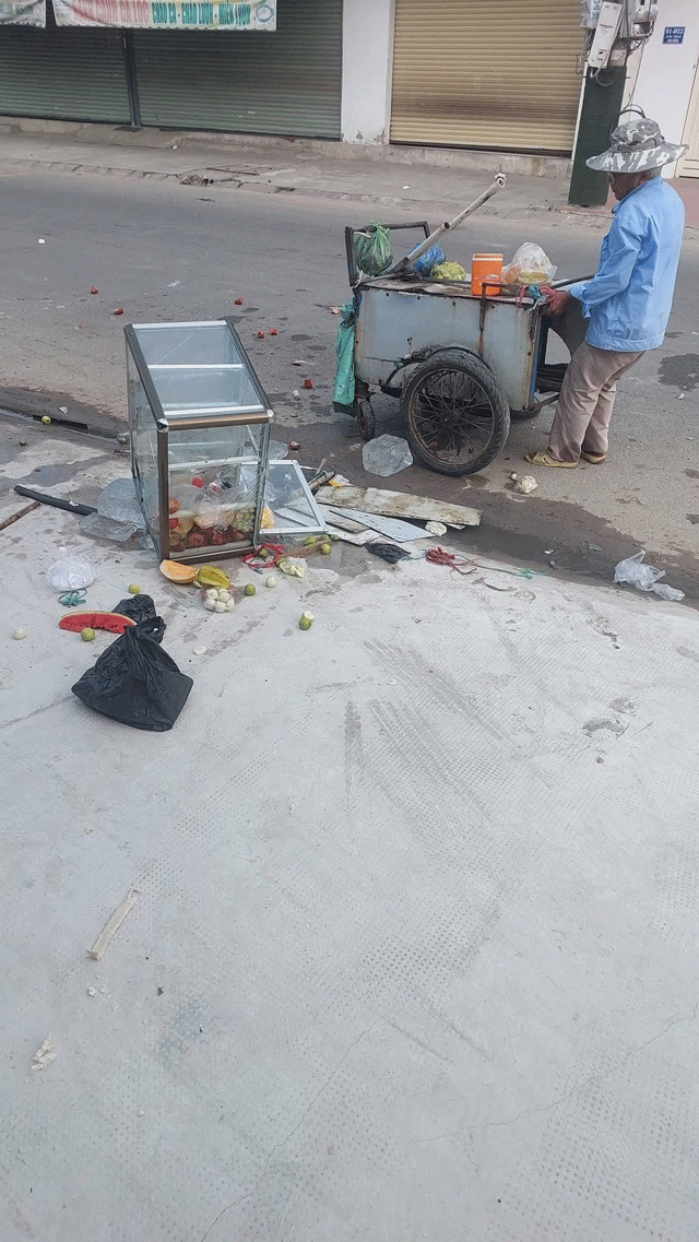 Xot-xa-canh-xe-trai-cay-nguoi-dan-ong-64-tuoi-muu-sinh-nuoi-vo-benh-bi-hu-hong-nang-sau-va-cham-3