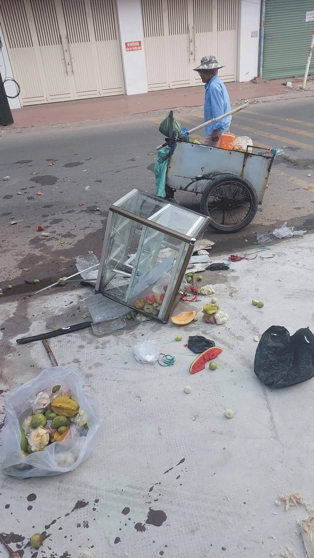 Xot-xa-canh-xe-trai-cay-nguoi-dan-ong-64-tuoi-muu-sinh-nuoi-vo-benh-bi-hu-hong-nang-sau-va-cham-4