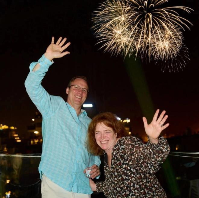 Thong-tin-dia-diem-xem-can-canh-ban-phao-hoa-o-hi-guom-sieu-net-gia-3-5-trieu-nguoi-van-chay-hang-2