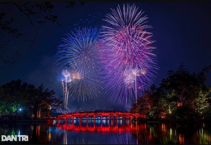 Thong-tin-dia-diem-xem-can-canh-ban-phao-hoa-o-hi-guom-sieu-net-gia-3-5-trieu-nguoi-van-chay-hang