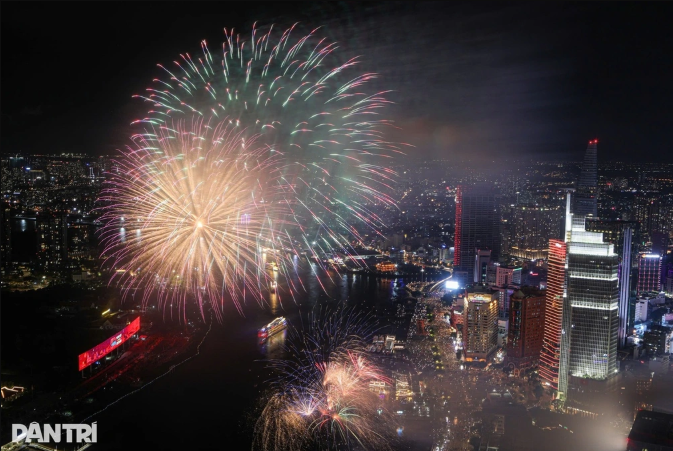 Thong-tin-dia-diem-xem-can-canh-ban-phao-hoa-o-hi-guom-sieu-net-gia-3-5-trieu-nguoi-van-chay-hang-4